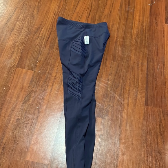 NWT Old Navy Maternity leggings - Picture 4 of 4